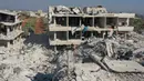 Foto udara menunjukkan aktivitas pekerja menggali reruntuhan bangunan yang runtuh di kota Jindayris, Suriah, Rabu (15/2/2023). Gempa bumi berkekuatan 7,8 magnitudo menghantam Turki dan Suriah pada 6 Februari lalu, menewaskan sedikitnya 40.000 orang serta menghancurkan sebagian besar wilayah Suriah dan Turki. (Omar HAJ KADOUR/AFP)