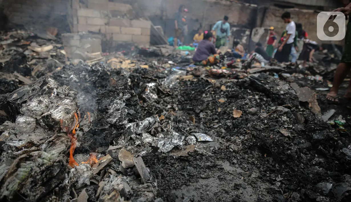 Warga mencari barang berharga di sekitar puing-puing bangunan tempat tinggal mereka yang terbakar di Jalan Tanah Abang 5 RT 003,004/RW 003, Petojo Selatan, Gambir, Jakarta Pusat, Senin (27/2/2023). Badan Penanggulangan Bencana Daerah (BPBD) DKI Jakarta mengatakan per pukul 07.00 WIB sebanyak 20 jiwa mengungsi akibat kebakaran tersebut. (Liputan6.com/Faizal Fanani)