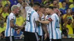 Pemain Argentina Nicolas Otamendi (tengah) merayakan bersama rekan satu timnya setelah mencetak gol ke gawang Brasil pada pertandingan sepak bola Kualifikasi Piala Dunia 2026 di Stadion Maracana, Rio de Janeiro, Brasil, Selasa (21/11/2023). (AP Photo/Bruna Prado)