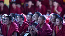 Para biksu Buddha menonton acara tarian Cham tahunan untuk berdoa agar mendapatkan panen yang baik dan kehidupan yang damai di Biara Tashilhunpo di Xigaze, Daerah Otonom Tibet, China barat daya, 22 September 2020. (Xinhua/Chogo)