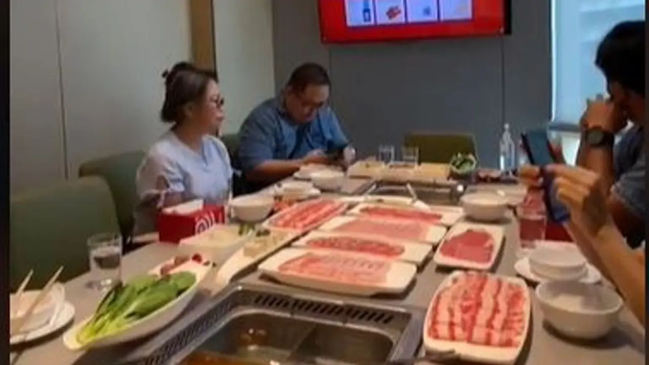 Rayakan Ultah Ibu di Ruang VIP Restoran, Harganya Bikin Kaget Warganet