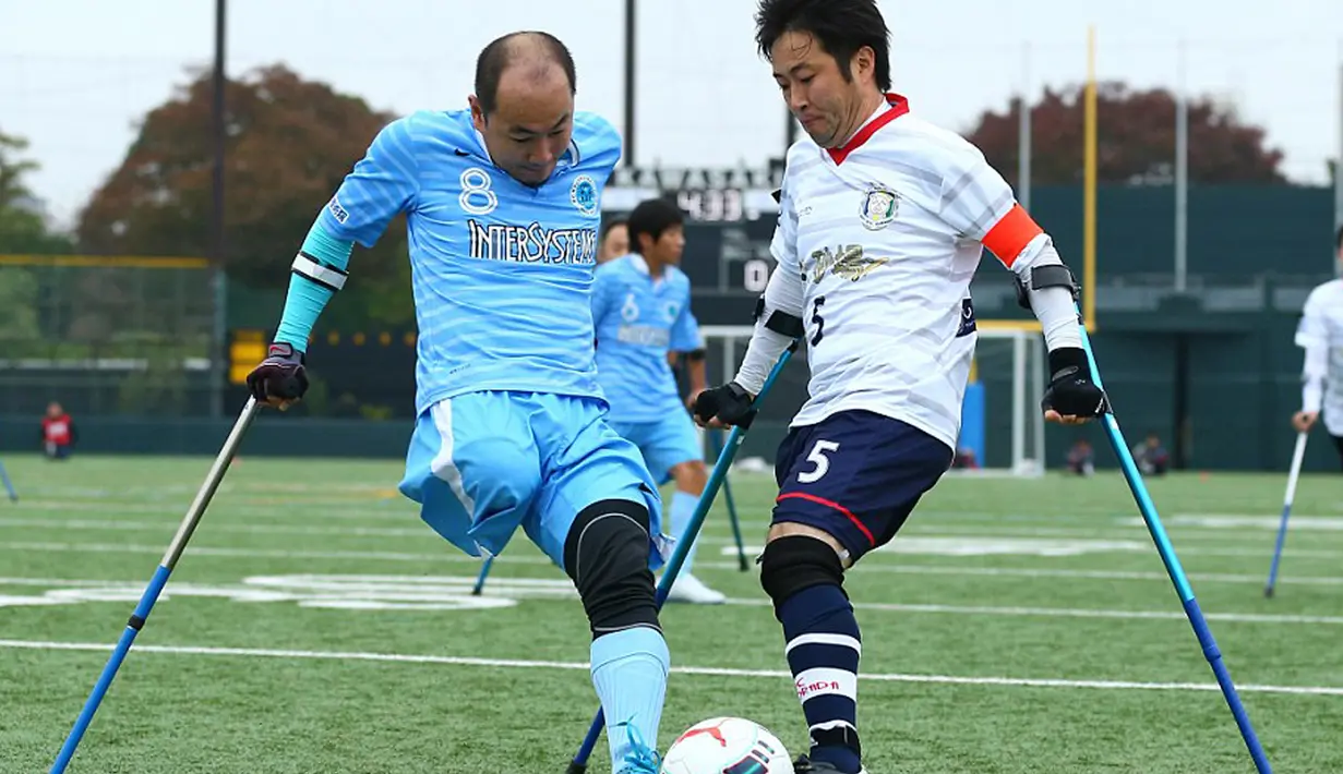 Pemain FC Kyushu Shintaro Kaminaka (kiri) berebut bola dengan pemain FC Alvorada Yoshihiko Endo saat pertandingan final di Jepang. FC Kyushu Bairaor merupakan tim profesional pertama yang pemainnya memiliki cacat fisik. (Aflo/Rex Shutterstock/Dailymail)