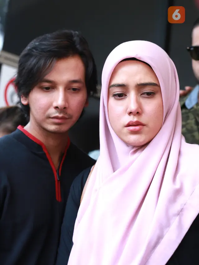 [Fimela] Fairuz A. Rafiq dan Kuasa Hukum Hotman Paris