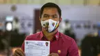 Pensiunan bintang tinju dan senator Filipina Manny Pacquiao menunjukkan sertifikat pencalonannya untuk pemilihan presiden tahun depan tak lama setelah diajukan ke Komisi Pemilihan Umum di Sofitel Harbour Garden Tent, Manila, Filipina, Jumat (1/10/2021). (Jam Sta Rosa/Pool Photo via AP)