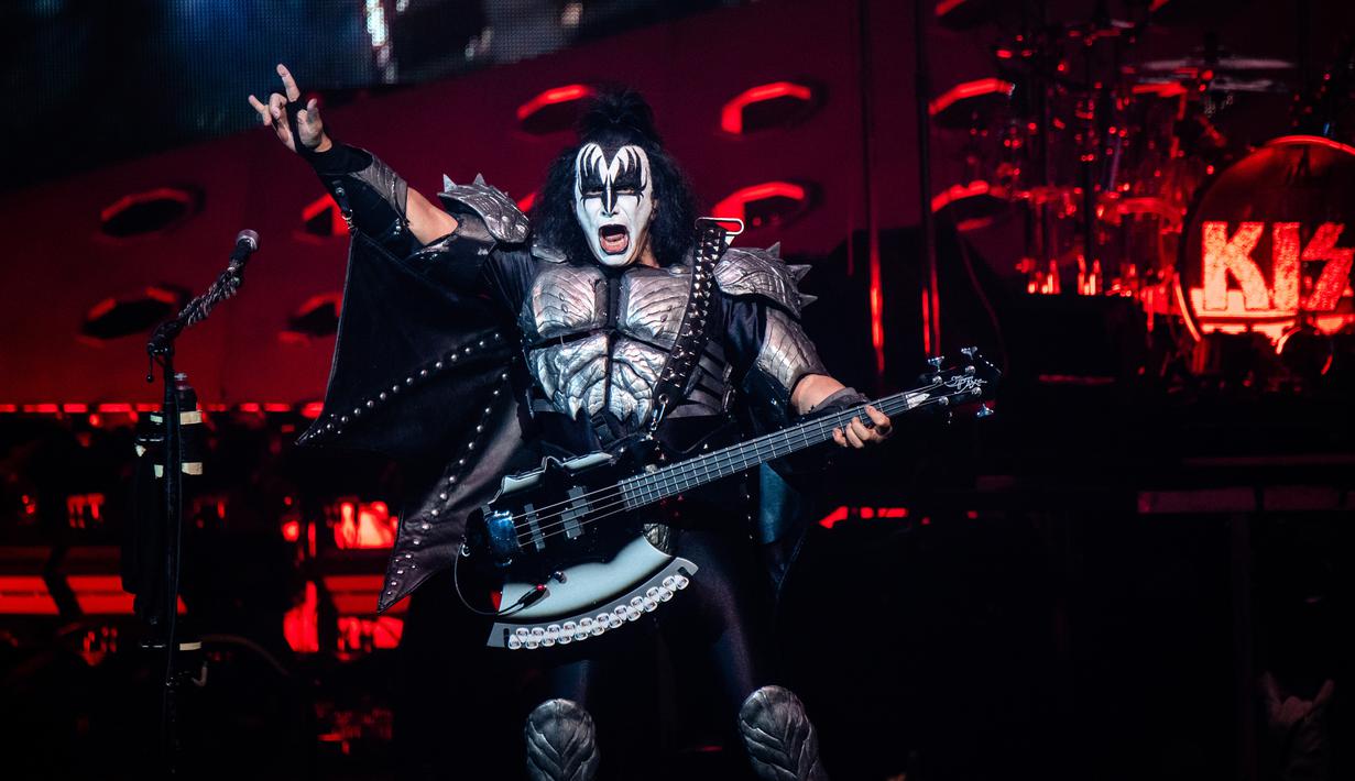 Penampilan vokalis band heavy metal KISS, Gene Simmons dalam tur dunia bertajuk 'End of the Road' di Riverbend Music Center, Cincinnati, Ohio, Amerika Serikat, Kamis (29/8/2019). KISS menggebrak panggung Riverbend Music Center dalam tur perpisahan band tersebut. (Photo by Amy Harris/Invision/AP)