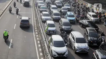 Pengendara terjebak kemacetan di kawasan Tebet, Jakarta, Senin (17/7/2023). Pemerintah Provinsi (Pemprov) DKI Jakarta akan menerapkan uji coba pengaturan jam masuk kerja menjadi dua sesi, yakni pukul 08.00 dan 10.00 WIB untuk mengurai kemacetan di Ibu Kota. (Liputan6.com/Herman Zakharia)