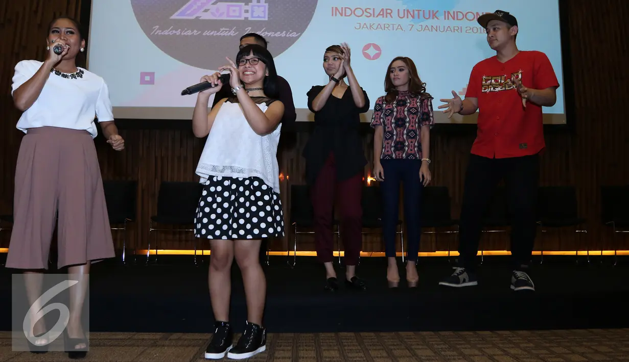 Penyayi jebolan Dangdut Academy Evi dan lesti menghibur para wartawan pada saat jumpa pres HUT Indosiar ke 21 di SCTV Tower, Jakarta, Kamis (7/1/2016). Sederet artis akan memeriahkan HUT Indosiar yang ke 21. (Liputan6.com/Herman Zakharia)