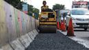 Petugas Bina Marga Pasar Minggu menambal jalan yang rusak di Jalan Raya Ragunan, Jakarta, Senin (22/4). Petugas mengaku bahwa keberadaan beton pembatas jalan justru membuat jalan di kawasan tersebut selalu rusak setiap hujan deras karena menimbulkan genangan air. (Liputan6.com/Immanuel Antonius)