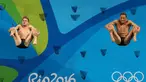 Atlet Amerika Serikat, Sam Dorman dan Michael Hixon melompat saat mengikuti loncat indah sinkronisasi 3 m pria pada Olimpiade 2016 di Brasil, (10/8). Ekspresi kocak para atlet menjadi ciri sendiri dari cabang olahraga ini. (REUTERS / Pilar Olivares)