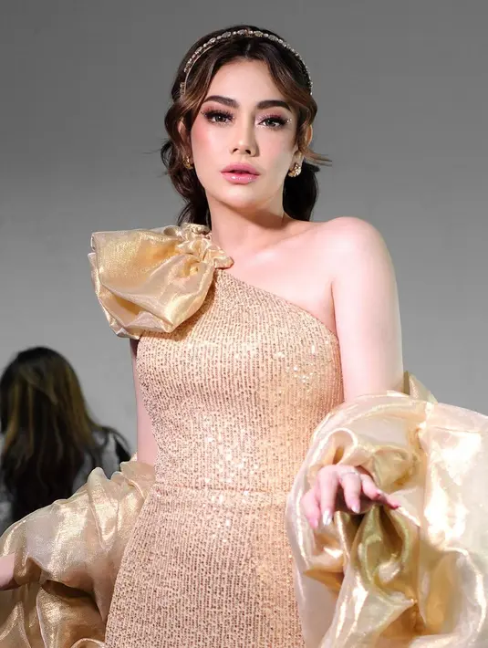 "Kan aku harus lebih memperbaiki diri aku, baru bisa menemukan yang terbaik," ujar Celine Evangelista. [Instagram/celine_evangelista]