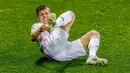 Gelandang Real Madrid, Toni Kroos, meringis kesakitan saat melawan Alaves pada laga Liga Spanyol di Stadion Mendizorroza, Sabtu (23/1/2021). Real Madrid menang dengan skor 4-1. (AP/Alvaro Barrientos)