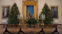Dekorasi Natal di Ruang timur Gedung Putih, Washington DC, Senin (27/11). First Lady Melania Trump mendekorasi perayaan Natal dengan tema 'Time-Honored Traditions' yang mencerminkan tradisi liburan 200 tahun di Gedung Putih. (AP Photo/Carolyn Kaster)