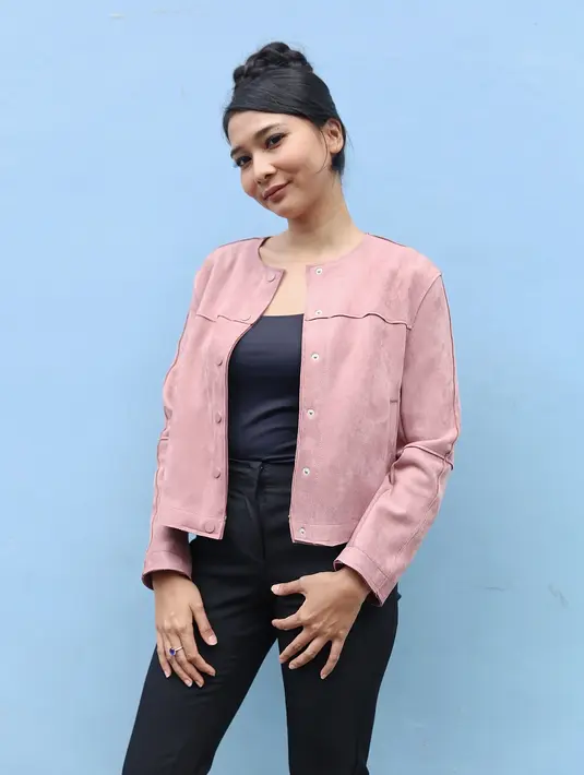 Perempuan 31 tahun itu menampik kabar bergabung dengan Republik Cinta Management milik Ahmad Dhani. Ia mengaku semuanya mengurus secara sendiri dan manajemen sendiri. (Nurwahyunan/Bintang.com)