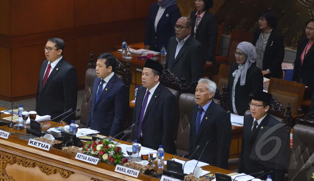 Fahri Hamzah (tengah) memimpin sidang paripurna pembukaan reses di ruang paripurna gedung DPR, Jakarta, Senin (23/3/2015). Sekitar 255 anggota dewan tak hadir dalam sidang pembukaan reses tersebut. (Liputan6.com/Faisal R Syam)