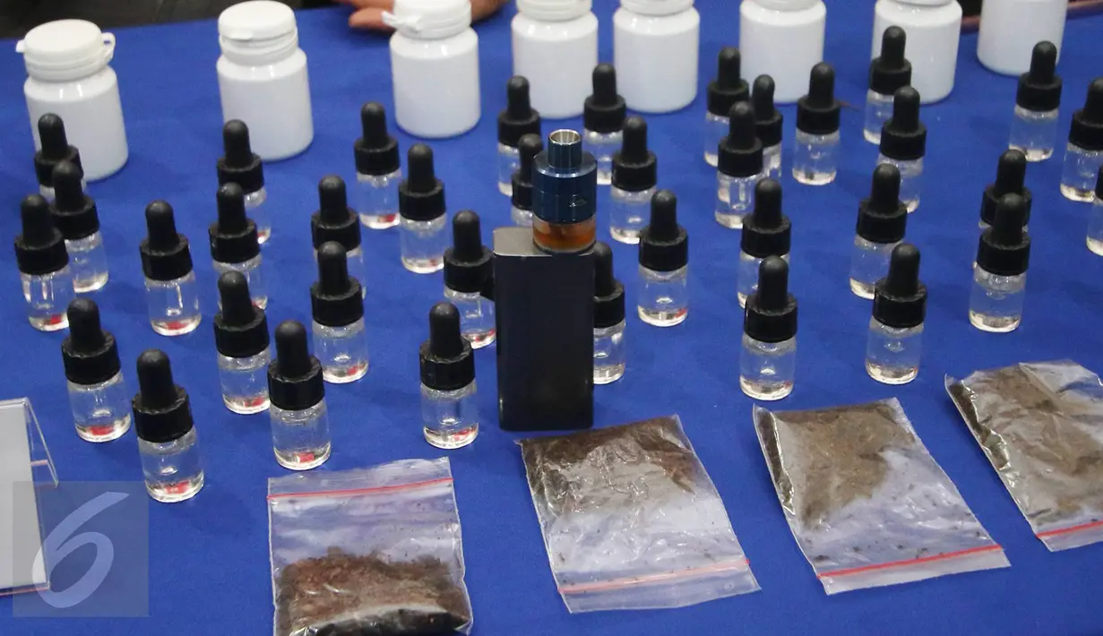 Sejumlah botol serta bahan baku pembuatan cairan rokok elektrik berbahan ganja ditampilkan di Mapolres Jakarta Selatan, Selasa (21/3). Petugas berhasil mengamankan tersangka AA beserta barang bukti. (Liputan6.com/Immanuel Antonius)