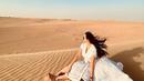 Dubai, memang menjadi salah satu tempat yang memiliki banyak daya tarik wisata untuk dikunjungi para selebriti Indonesia. Memiliki sebuah bangunan pencakar langit yang ikonik, seperti Burj Khalifa, momen seru bermain di padang gurun memang tidak bisa dilewatkan seperti potret Aura Kasih ini. (Liputan6.com/IG/aurakasih)