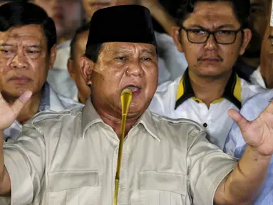 Calon presiden no urut 02 Prabowo Subianto bersama Badan Pemenangan Nasional (BPN) memberikan pidato politiknya di Kertanegara, Jakarta, Rabu (17/4). Prabowo Subianto mendeklarasikan kemenangannya dari hasil real count BPN di Pilpres 2019 pada angka 62%. (Liputan6.com/Johan Tallo)