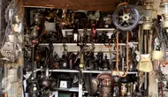 Aneka barang antik dan unik dijual di kios-kios yang terletak di Jalan Surabaya, Menteng, Jakarta, Minggu (10/9). Beragam barang antik mulai dari peralatan elektronik hingga pajangan rumah tangga mudah dijumpai di sini. (Liputan6.com/Gempur M. Surya)