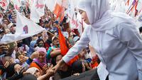 Gubernur Jawa Timur (Jatim) Khofifah Indar Parawansa di hadapan para buruh. (Tim News).