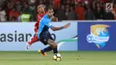 Gelandang Persija, Addison Alves (kiri) berebut bola dengan pemain Johor Darul Takzim, Putera Nadher pada lanjutan penyisihan Grup H Piala Asia 2018 di Stadion GBK, Jakarta, Selasa (10/4). Persija menang telak 4-0. (Liputan6.com/Helmi Fithriansyah)