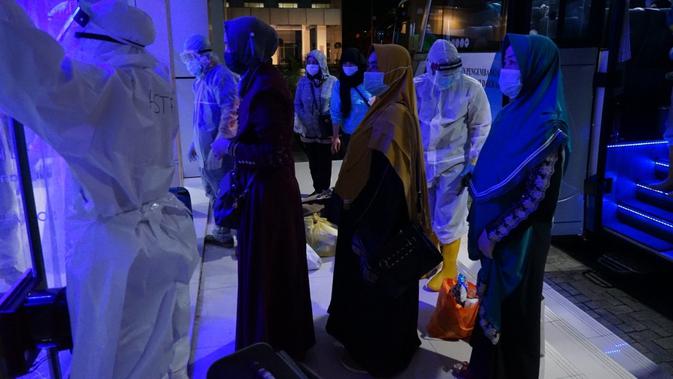 Ilustrasi: Sebanyak 86 warga Jabar yang dijemput Gugus Tugas Percepatan Penanggulangan Covid-19 Jabar dari Bandara Soekarno-Hatta tiba di Gedung BPSDM Jabar, Kota Cimahi, Sabtu (2/5/2020) malam. (Foto: Humas Jabar)