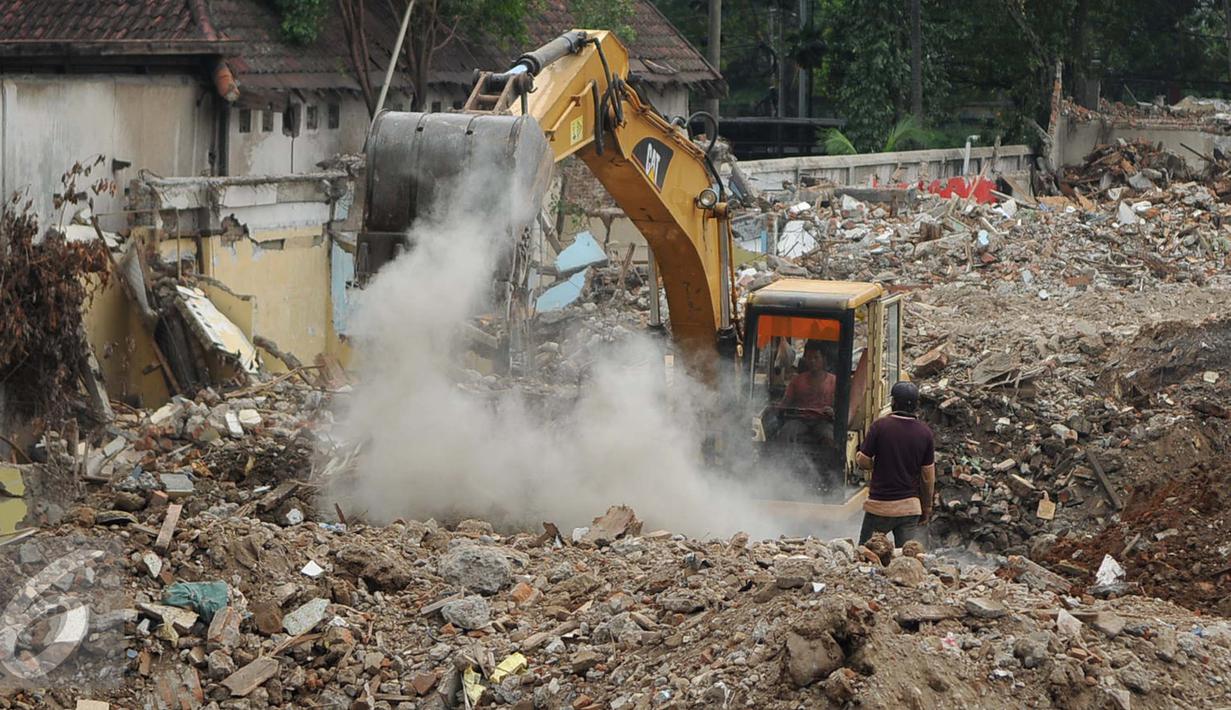 Alat berat dikerahkan untuk menyelesaikan proyek pembangunan Penampungan Sementara Pedagang Pasar Rumput, Jakarta, Selasa (19/4) Ditargetkan, Pembangunan TPS rampung Juni mendatang. (Liputan6.com/ Gempur M Surya)