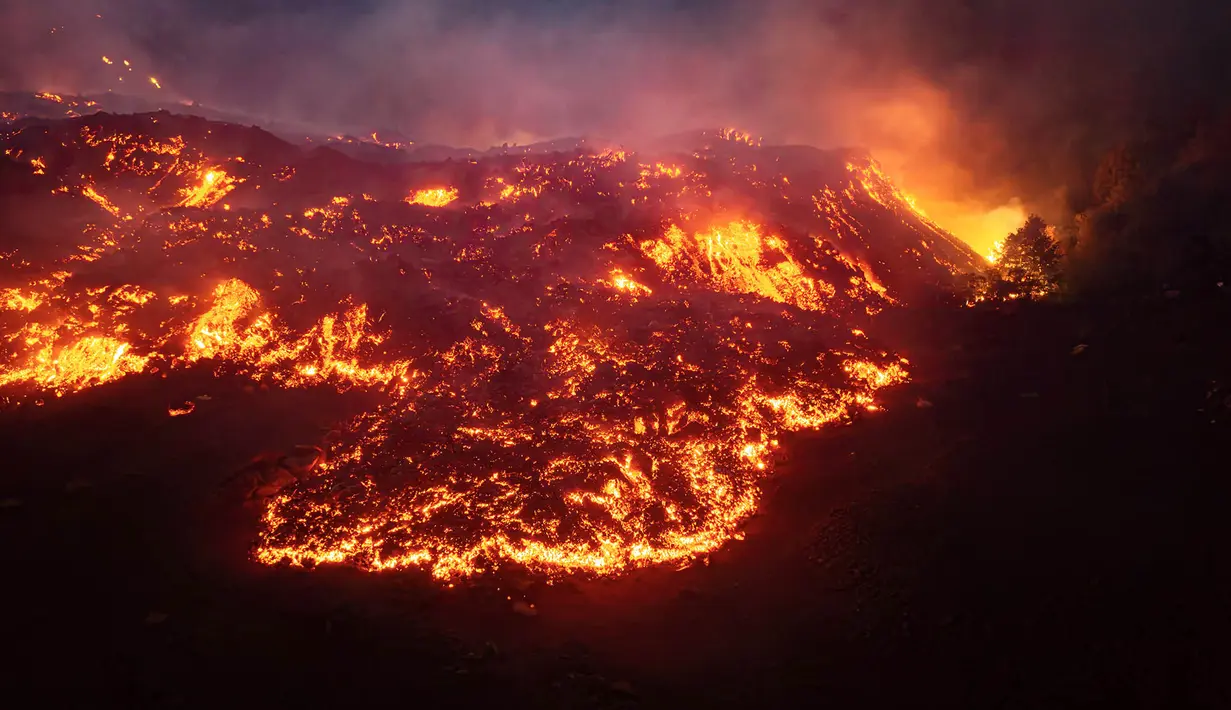 Aliran lava dari Gunung Etna saat erupsi di Catania, Sisilia Italia, Rabu, 12 Agustus 2026. (AFP/ Etna Walk)