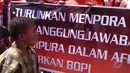 Persipura Mania menggelar aksi damai di halaman Kantor DPR Papua, Selasa (26/5/2015). Mereka menuntut pemerintah terkait batalnya laga Piala AFC antara Persipura vs Pahang FA akibat tak keluarnya visa. (Liputan6.com / Katharina Janur)
