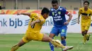 Kapten tim Persib Bandung, Firman Utina (tengah) mencoba lolos dari hadangan Pemain belakang Barito Putera, Guntur Ariyadi saat berlaga di Stadion Si Jalak Harupat, (10/6/2014). (Liputan6.com/Helmi Fithriansyah)