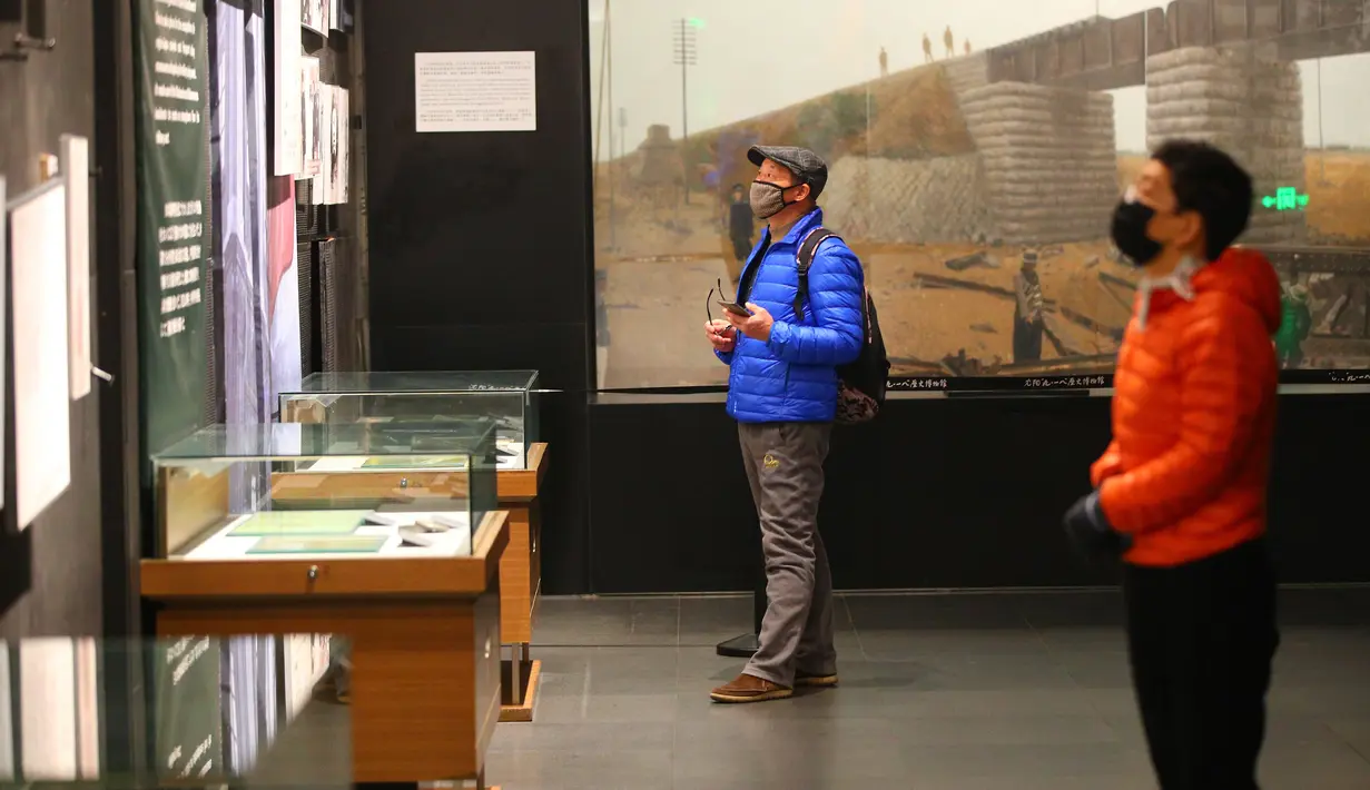 Orang-orang mengunjungi Museum Sejarah 9.18 di Shenyang, ibu kota Provinsi Liaoning, China timur laut (17/3/2020). Delapan museum di Shenyang kembali dibuka untuk umum pada Selasa (17/3) dengan mengambil langkah-langkah untuk mencegah penyebaran Covid-19. (Xinhua/Long Lei)