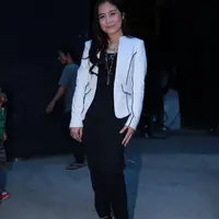 Prilly mengaku tidak merasa kesulitan ketika harus tampil tanpa make up lantaran dirinya memang tak suka memakai make up tebal. Namun yang mengurangi rasa percaya diri ketika ia harus melepas sepatu wedgesnya. (Galih W. Satria/Bintang.com)