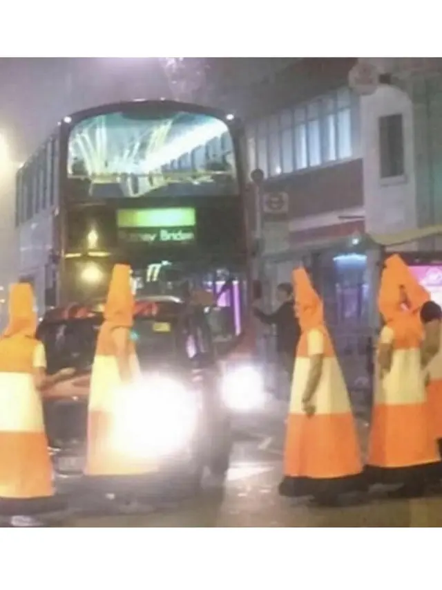 6 Potret Absurd Orang saat Berkendara di Jalan Raya, Tingkahnya Agak Lain