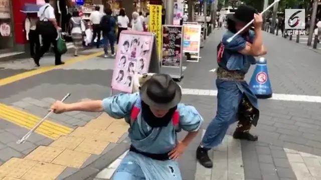 VIDEO: Viral, Aksi Samurai Pungut Sampah di Jepang