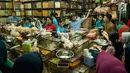 Penjual melayani pembeli kue kering di toko kue Pasar Jatinegara, Jakarta, Selasa (14/6). Untuk menarik minat pembeli, produsen kue kering juga setiap tahun menciptakan variasi kue-kue baru yang cita rasanya semakin inovatif. (Liputan6.com/Gempur M Surya)