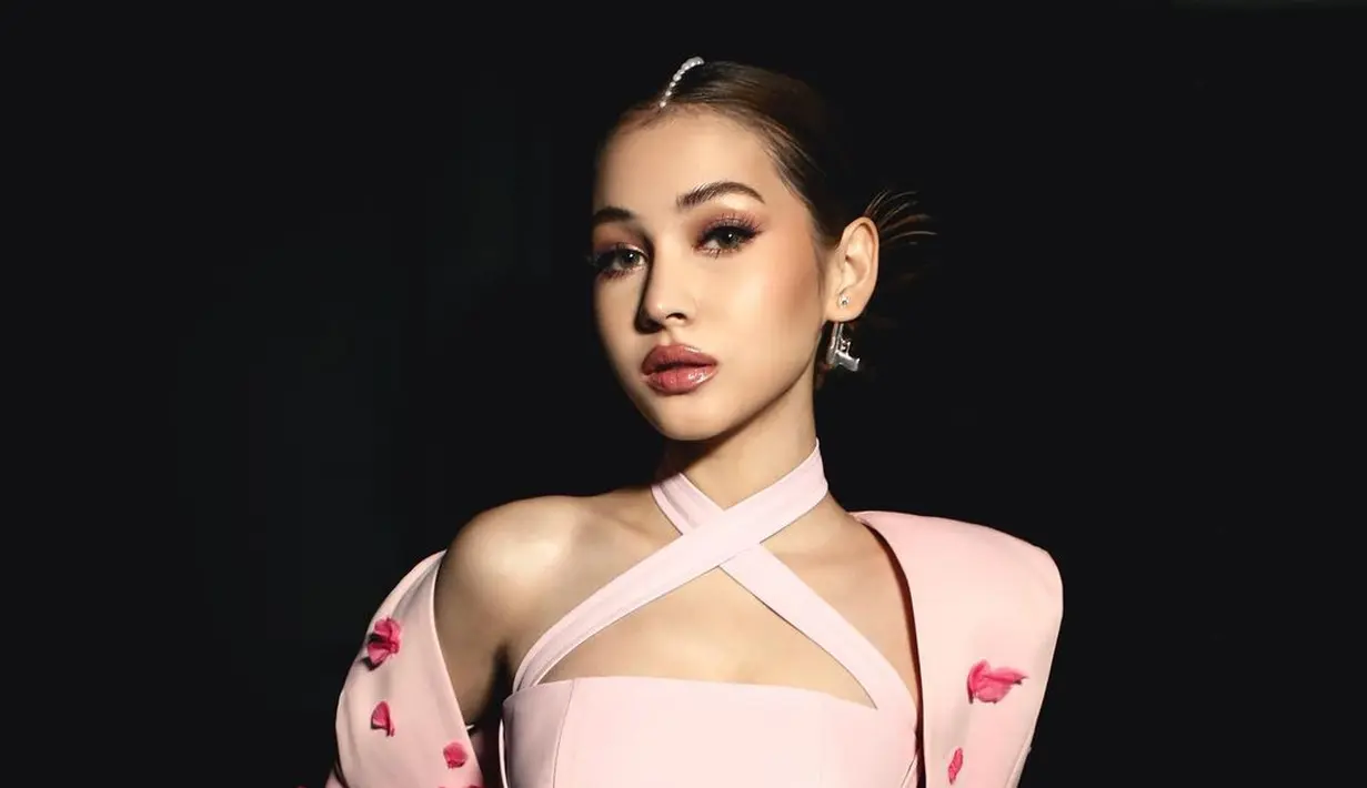 <p>Latina makeup bikin Sandrina Michelle tampil bold di sebuah acara. Tampilan full lipsnya berpadu dengan riasan smokey brown dan kontur pipi yang tegas. [@sandrina_11]</p>