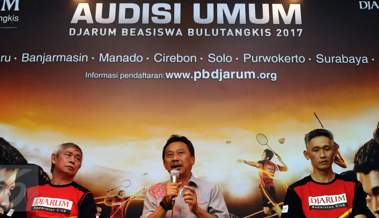Program Manager Bakti Olahraga Djarum Foundation, Budi Darmawan (tengah) memberi keterangan terkait Audisi Umum Djarum Beasiswa Bulutangkis 2017 di Jakarta, Senin (6/3). Audisi berlangsung di delapan kota di Indonesia. (Liputan6.com/Helmi Fithriansyah)