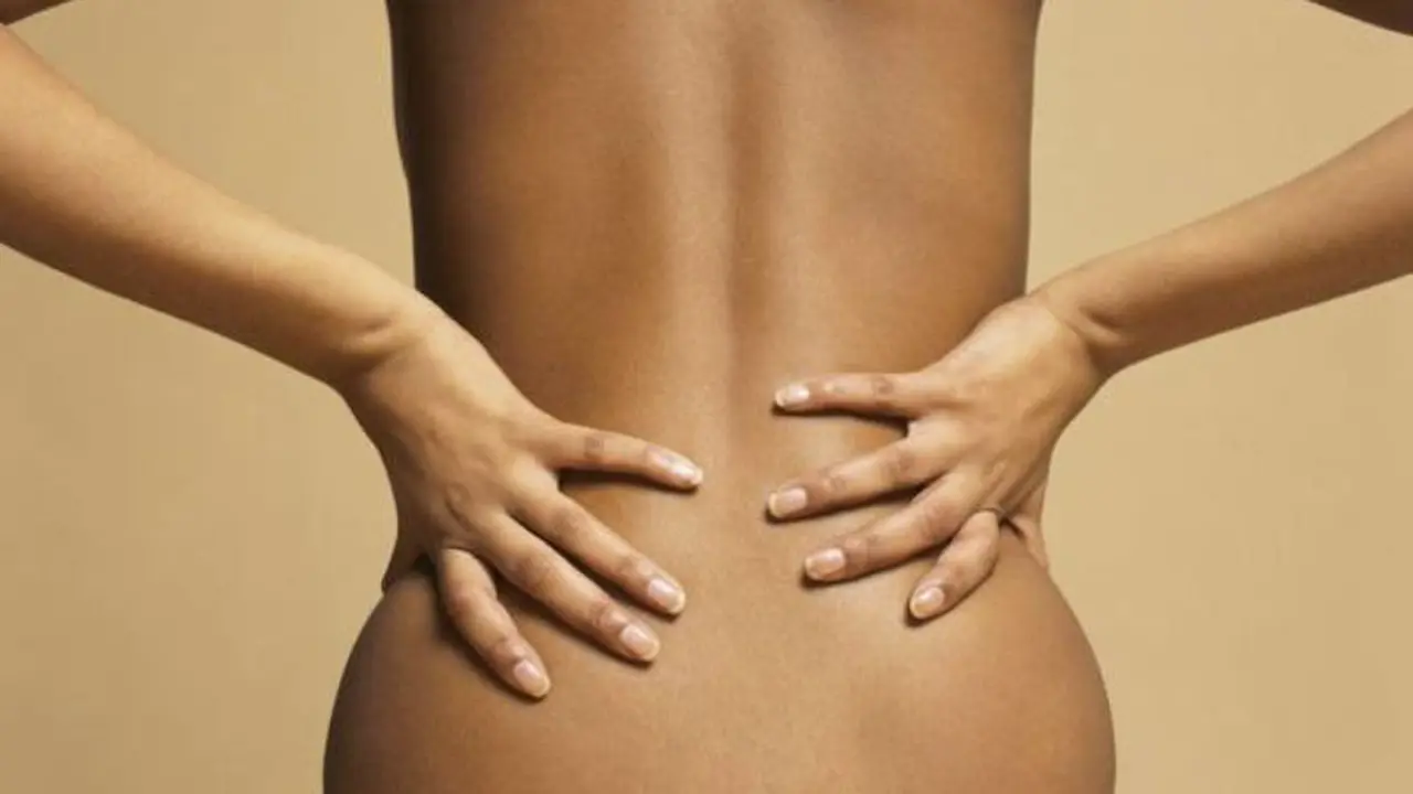 Rasa nyeri di punggung bagian bawah saat menstruasi merupakan hal normal. (Foto: Huffington Post)