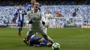 Pemain Real Madrid, Gareth Bale jatuh saat berebut bola dengan pemain Alaves pada La Liga Santander di Santiago Bernabeu stadium, Madrid, (24/2/2018). Real Madrid menang 4-0. (AP/Francisco Seco)