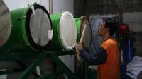 Abdul Manaf beralih menjual beduk di saat bulan puasa. Omset yang diraihnya bisa mencapai Rp40-Rp50 juta. (Foto: Liputan6.com).
 
 