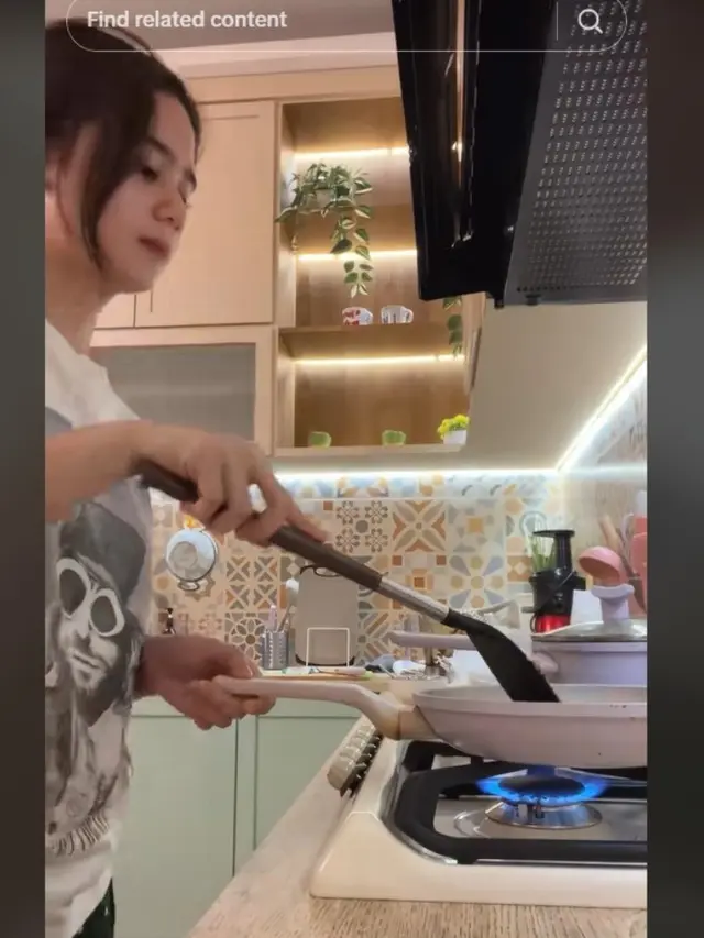 Tissa Biani Masak Rawon Buat Dul Jaelani, Desain Dapurnya Bikin Salah Fokus