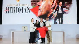 Herdman menyepakati kontrak berdurasi 2 tahun dari PSSI, atau hingga 2027 dengan opsi perpanjangan hingga 2030. (Bola.com/Bagaskara Lazuardi)