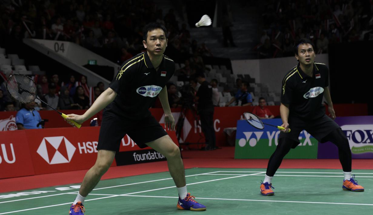 Ganda putra Indonesia, Mohammad Ahsan / Hendra Setiawan, berusaha memukul kok saat melawan ganda China pada Indonesia Masters 2019 di Istora Senayan, Jakarta, Sabtu (26/1). Ahsan / Hendra lolos ke final. (Bola.com/Yoppy Renato)