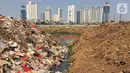 Sampah rumah tangga menumpuk di bantaran Kanal Banjir Barat (KBB) di kawasan Tanah Abang, Jakarta, Jumat (4/9/2019). Perilaku buruk warga yang membuang sampah sembarangan menyebabkan bantaran KBB dipenuhi dengan berbagai jenis sampah hingga menimbulkan bau tak sedap. (Liputan6.com/Immanuel Antonius)