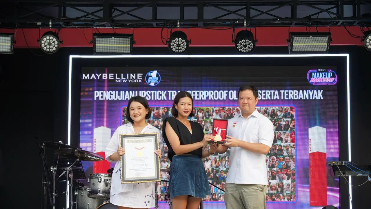 Maybelline New York Rayakan Anniversary dengan Rekor MURI, Hadirkan 100 Shade Lipstik Transferproof