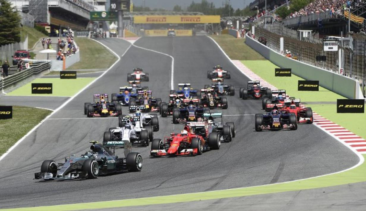 Nico Rosberg yang start dari posisi pertama langsung memimpin sebelum tikungan pertama. (AFP PHOTO / LLUIS GENE)