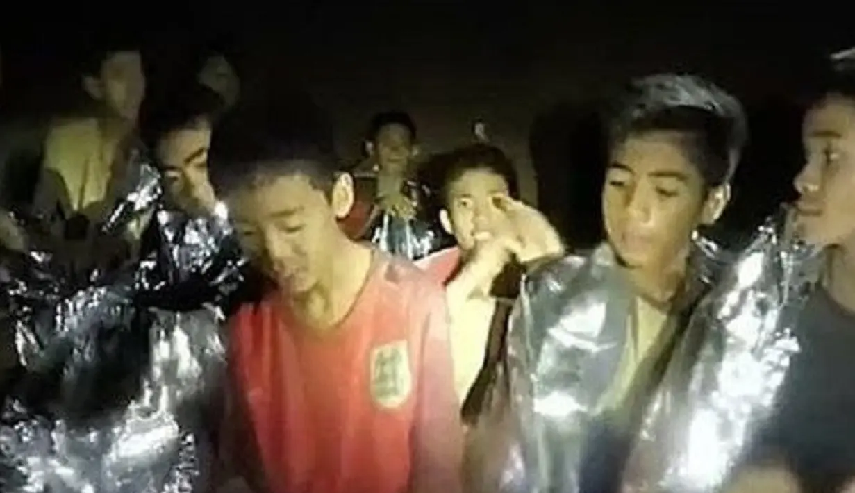 "Sangat kuat dan berani. Tolong doakan mereka dan untuk pahlawan yang paling berani, istirahatlah dengan damai," tulis Bobby iKON sebagai keterangan foto. (Foto: instagram.com/bobbyindaeyo)