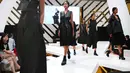 Sejumlah model membawakan busana koleksi Max Tan saat penutup Fashion Nation Tenth Edition (FNX) di Senayan City, Jakarta, Sabtu (23/4). Nuansa gloomy dengan warna serba hitam dimunculkan Max Tan dalam koleksinya. (Liputan6.com/Angga Yuniar)