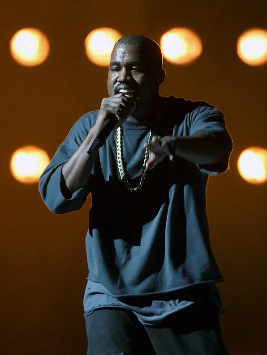 Selama Kim dan Kourtney pergi menemani Khloe, Kanye West punya peran ganda jadi ayah dan ibu untuk `tentara-tentara kecil` yang ditinggalkan di Los Angeles. (AFP/Bintang.com)