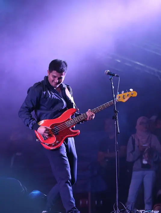 "Ada yang agak berbeda dari kami sore ini. Karena drummer kami ibunya meninggal, jadi (Brian) enggak bisa ikut tampil. Tepuk tangan buat Dana (additional drummer)," kata Duta, dari panggung WTF Stage, Minggu (14/8/2016). (Galih W. Satria/Bintang.com)