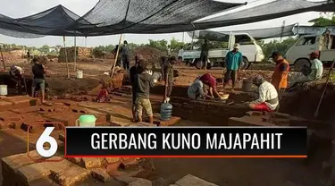 Susunan struktur pagar dan gerbang kuno ini merupakan sisa bangunan masa Kerajaan Majapahit sejak abad 14 Masehi. Ekskavasi masih terus dilakukan sebagai upaya pengembangan situs obyek wisata sejarah dan religi.